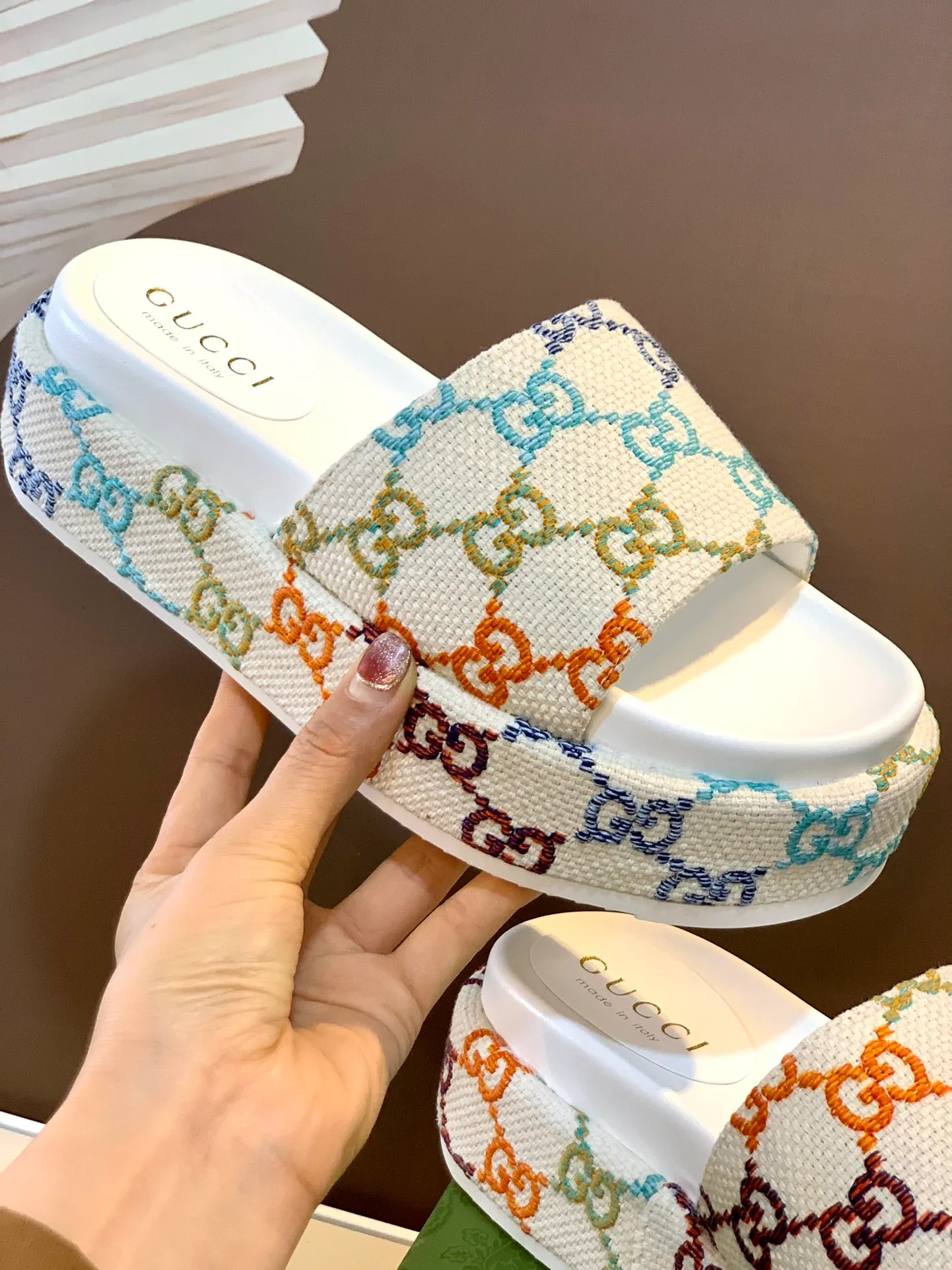 👟👟Ex-factory price 360👟👟Gucci North Face Collaboration 2022/Spring and Summer New Couple Style Electric Embroidered Thick-soled Slippers are now available. Series —————————————— Perfect interpretation! The original development supports any comparison in the market! Carefully crafted materials! Months in the making! The pattern is extremely beautiful! Unique charm. The fabric is made from the original one-to-one ratio! Flash sale market free version! The thorn lines and three-dimensional effect are full! High-end and high-end ꫛꫀꪝ Go➫ Materials: ❶Upper: Double G electric embroidery environmentally friendly washed denim fabric ❷Foot pads: imported sheepskin ❸Outsole! Original outsole ........................................ ♡Size: 35-43